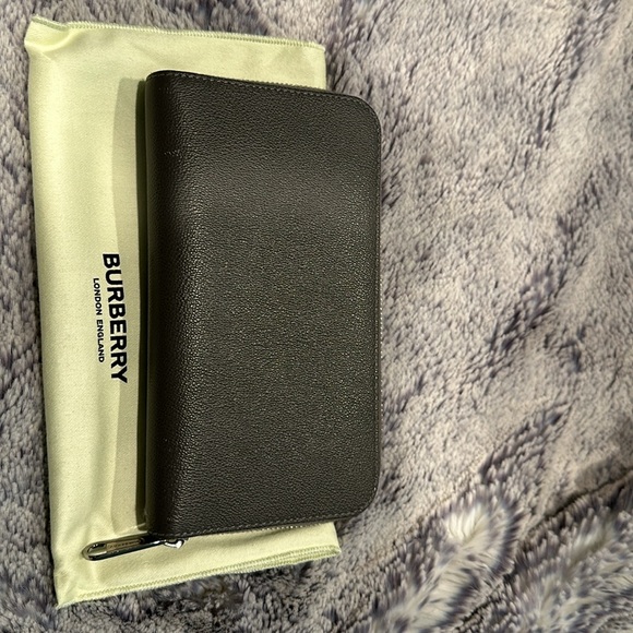 Burberry LG Zig Branded Wallet, w/5 pockets & 12 card slots - Picture 2 of 8